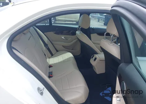 2016 Mercedes-Benz C 300 Luxury/Sport z USA, uszkodzony, nr VIN 55SWF4JB8GU096616